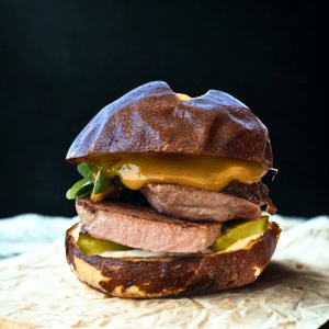90. LEBERKÄSE BURGER